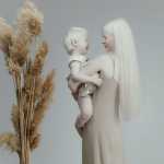 Albino Sisters Born 12 Years Apart Excite the Internet With Their Photos_5e2b55606d4d8.jpeg