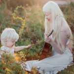 Albino Sisters Born 12 Years Apart Excite the Internet With Their Photos_5e2b5579d5100.jpeg